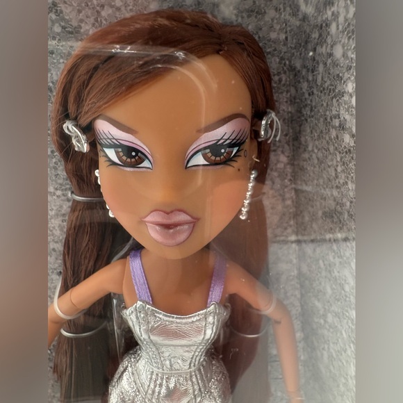 Bratz Charmz Yasmin Doll Silver Jumpsuit New In Box MGA Fashion Doll Gift - Picture 8 of 10